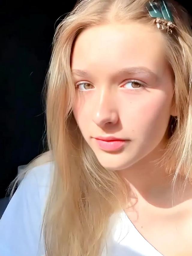 天啊贝克汉姆的女儿小七咋变这么美了？14岁的她金发碧眼惊为天人