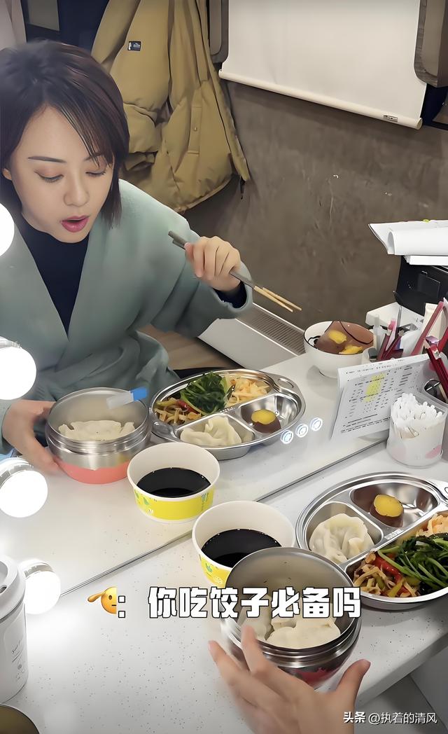 孙俪冬至夜煮饺子，6个饺子青菜和1块红薯，自律到令人佩服