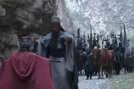 赤壁之战以后，曹操败走华容道！关羽为何要放曹操一条生路？图片