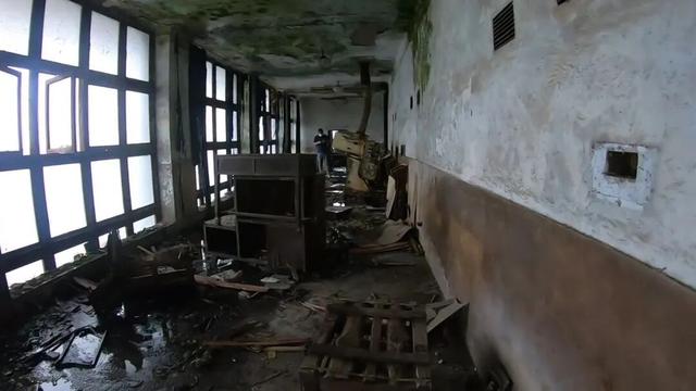 重庆巴南废弃了20多年的电影院，里面还遗留了大量上世纪的老物件