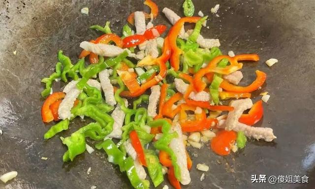 炒茄子不要过油和直接下锅！教你正确做法，茄子鲜嫩入味、不吸油