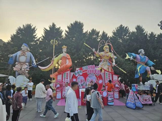万人涌入长春动植物园看“雪饼猴”：家长肩头长满孩子，还有人爬树也要看