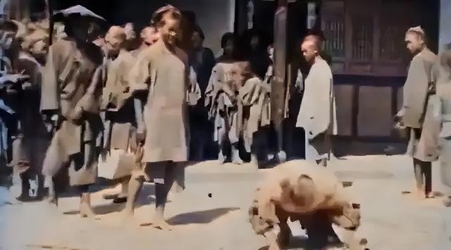 1947年，川岛芳子接受审判的留影，容貌憔悴	，第二年被枪决！