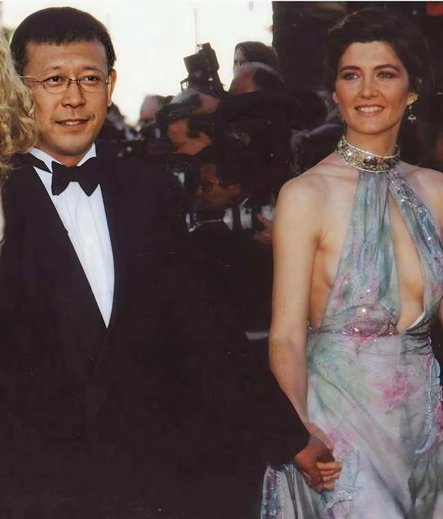 姜文到法国参加女儿婚礼，和前妻桑德琳再次见面，父女俩挽手入场
