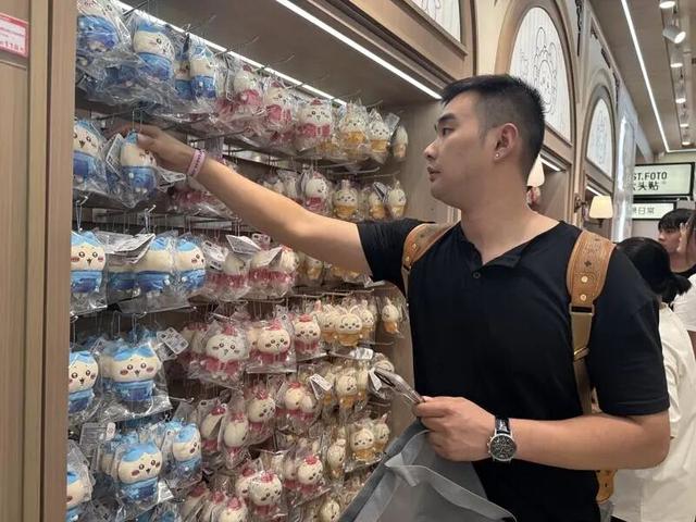 上海南京路又在大大大排排排长队！有人带着拉杆箱买买买，注意！这天起不用预约