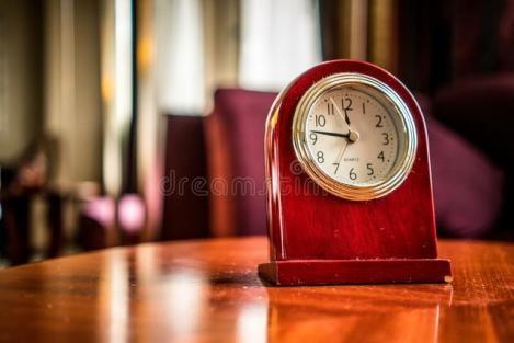 我在大学当保安，有个女学生总翻墙晚归，每次都被我抓到