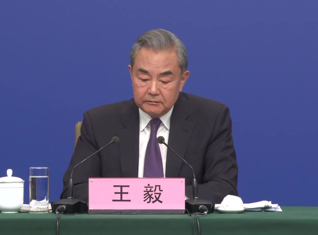 美航母舰队进战位，委电话打到北京，救不救马杜罗？王毅斩钉截铁