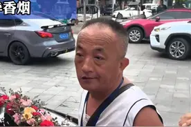 无赖男拦婚车非要中华烟，女亲友怒斥：马上把你搞到派出所去好了图片