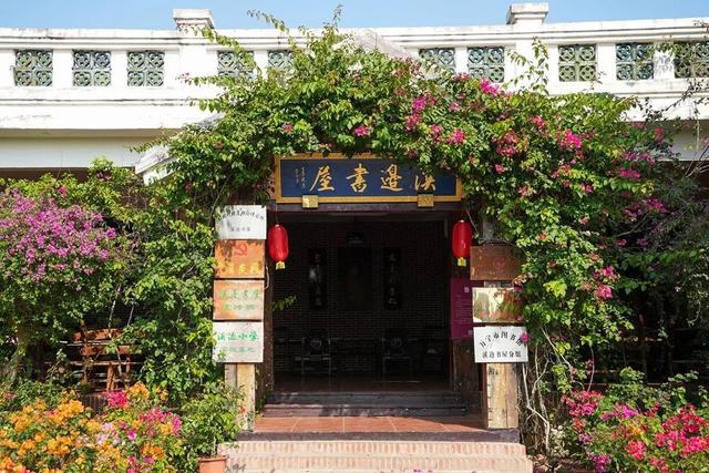 万宁溪边村：邂逅三角梅下的书香悠闲时光