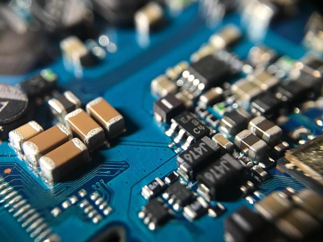 高市早苗对华正式“宣战”！马克龙转头背叛日本	，特朗普告示全球