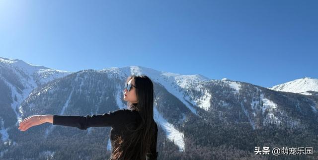 雪花亲吻月亮湾，陌生旅伴一笑，我的独自上路瞬间不孤单