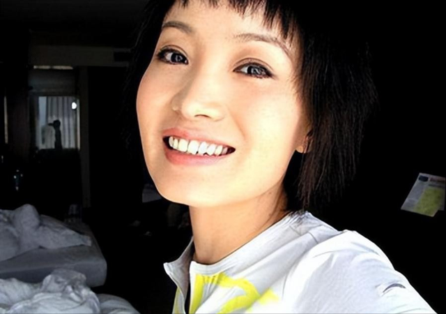 她5次上春晚，被恩师夺初夜，自杀未遂不幸流产，57岁却依旧单身