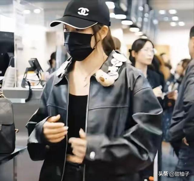 陈梦夺冠后返程北京，穿搭大胆	，吊带配皮衣露出腰线，差点认不出