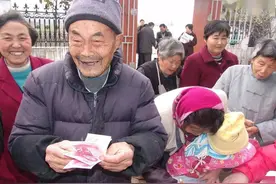 10月30日起，60岁以上老人每月领取660元或880元现金？真的？图片