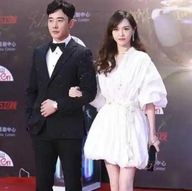 罗晋捧遗像神情悲痛，唐嫣紧跟身旁护全程	，婚变传闻不攻自破