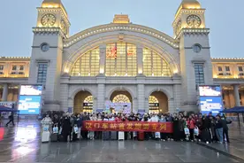 湖北今年首趟银发旅游专列从汉口站开出图片