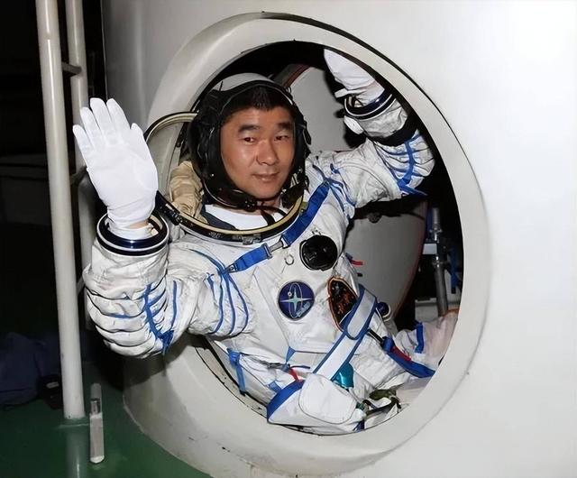 央视披露：蔡旭哲、刘伯明出舱曾遇意外，神舟二十号为何3次加防