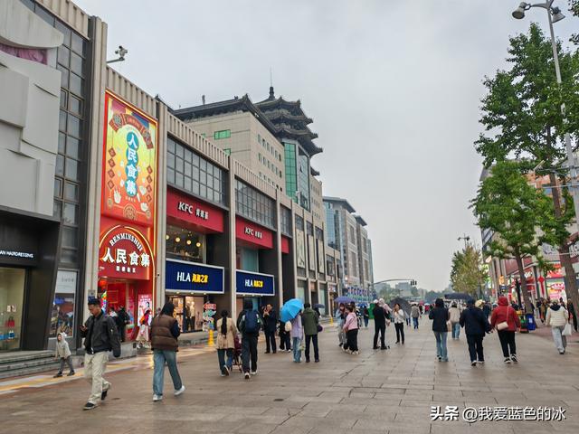 从中国美术馆出来，钻胡同，一路逛到王府井大街