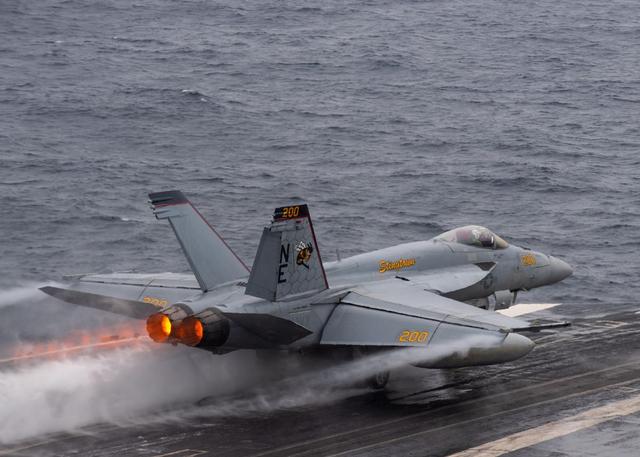 美最大航母逼近委内瑞拉！10万吨战舰抵加勒比海，军事施压再升级