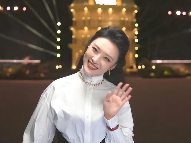 她是“央视一姐”，结婚12年选择离婚，坦然：婚姻给我的尽是痛苦