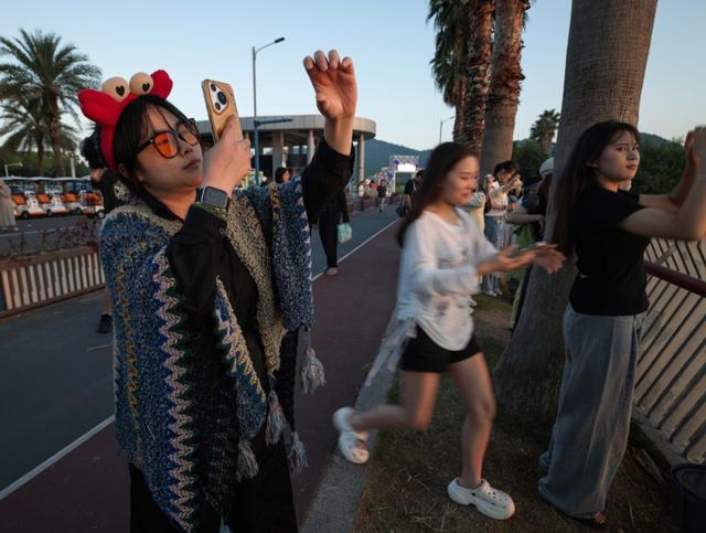 凌晨4点人山人海！东钱湖“小加州”成年轻人打卡地