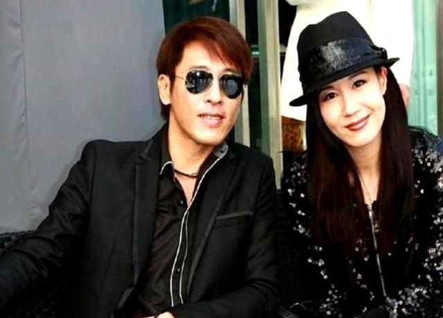 夫妻俩为了不变老，26年不吃肉不生子，近54岁近照不敢认