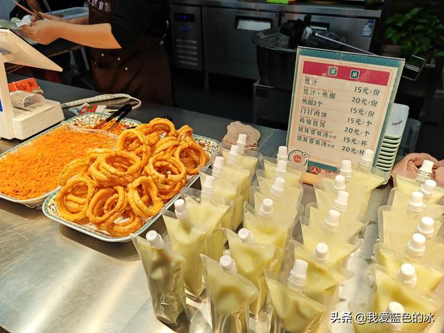 对比北京两家店焦圈价格，就能看出来王府井这边卖吃的有多宰人