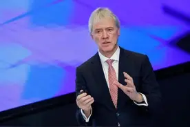 美国刚威胁阿斯迈禁止对华服务，ASML订单就暴跌60%，CEO紧急表态图片