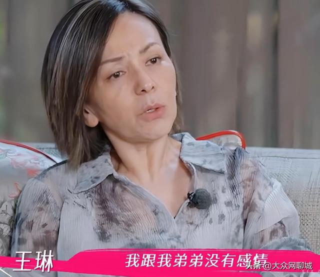 王琳爸爸过世6年，妈妈重男轻女让她睡沙发10年，亲弟不愿养父母