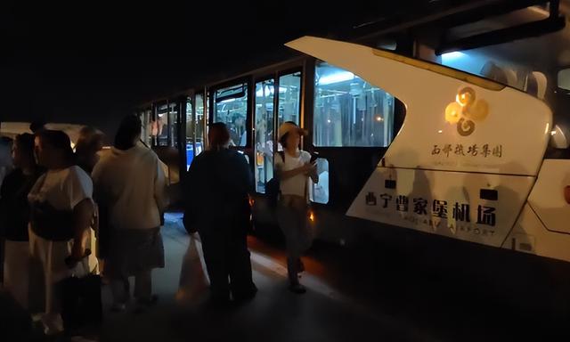 青海机场惊魂3分钟，乘客砸窗逃生，缺氧晕倒，机场回应惹众怒