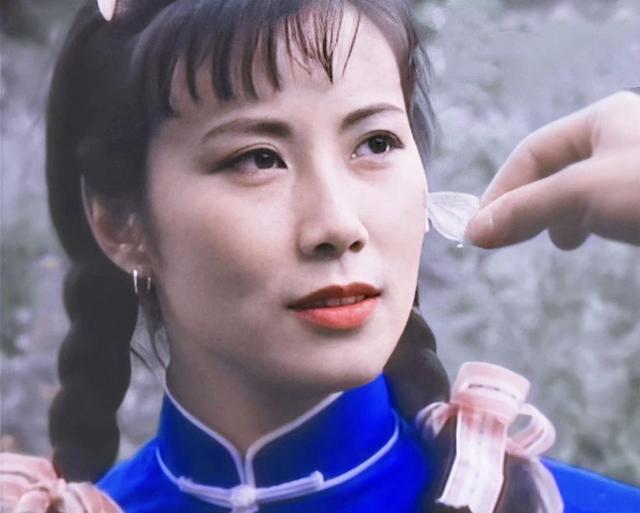 78岁连路都走不稳还开演唱会，全网骂声一片，她却扬言回馈粉丝