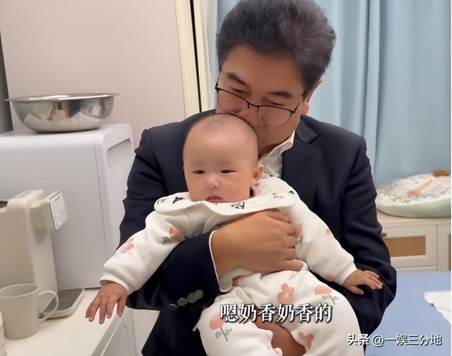 水均益跑泉州给女儿带娃，和前妻罕见同框，主动搭话对方却不理他