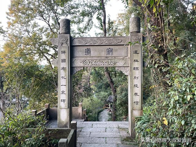 秋日来趟杭州“低调古刹”吧，门票10元，祈福撞钟喂宠一条龙！