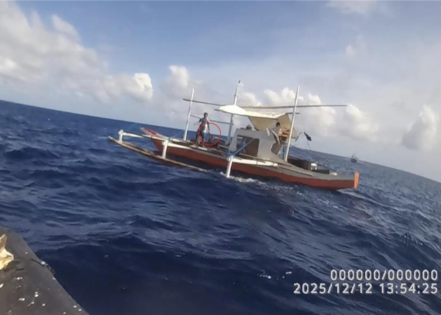 菲船仙宾礁持刀挑衅，中国海警水炮横扫，小马科斯想用血留住美国