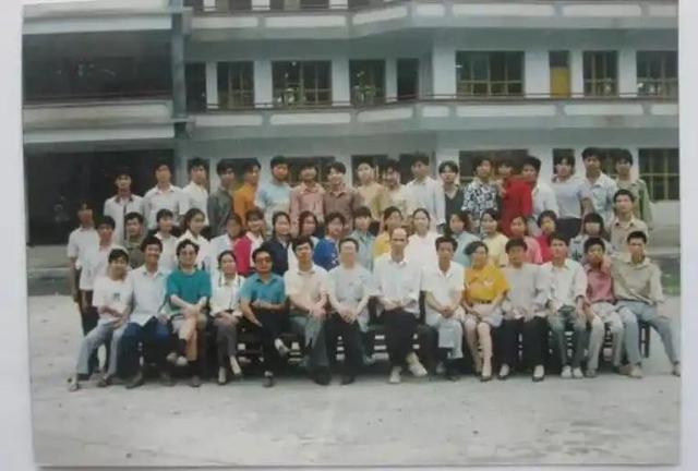 儿子考上了老同学任教的大学，我给他打电话，他竟然直接挂断了