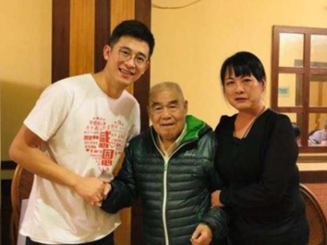他误以为父亲是国军团长，53岁时被政府告知：你是红军首长的儿子