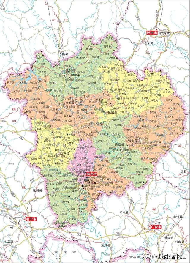 四川人口仅次成都的城市，藏着半部巴蜀史	，夜晚街头尽显市井本色