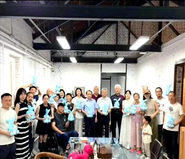 宋祖英私下聚会曝光，穿棉麻短发亮相，完全颠覆你的印象！