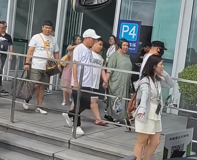 郭德纲一家现身机场，王惠郭汾阳胖的走路都费劲，郭德纲竟然最瘦