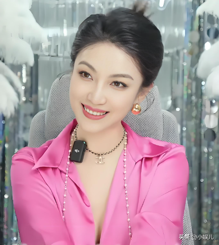 偷税暴雷！“捞女教母”靠毒鸡汤年入1.4亿，如今下场大快人心