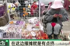 后续来了！帮轮椅女孩换摊位的城管，网友喊话 你罩着她我们罩着你图片