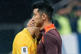 大连主场4.8万球迷见证国足输球，王大雷称“不配，不配拥有这么多球迷”，刘殿座：只有门将才懂图片