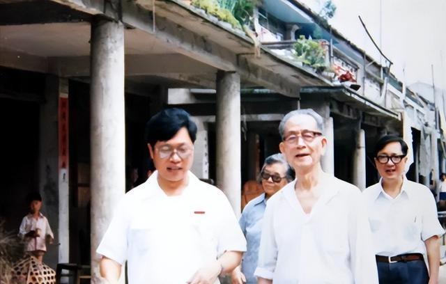 薄一波的两位亲家	，一位开国将军，另一位官至副国级，分别是谁？