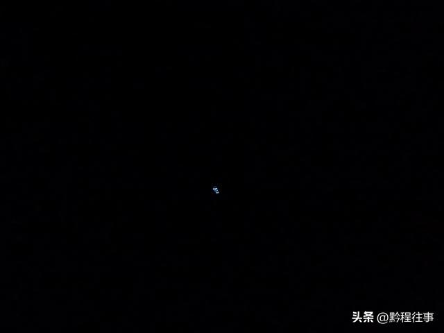 一个洞内烟云氤氲的躲匪洞，一个白练如幕的暗河瀑布