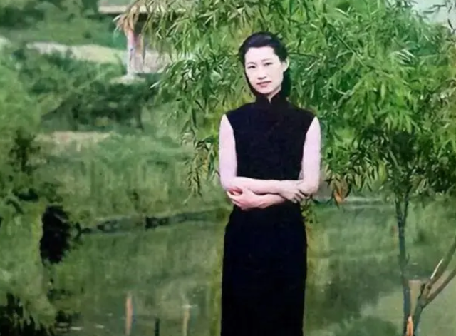 张学良痴迷一生的赵一荻有多美？16岁时在香山留影	，美若天仙！
