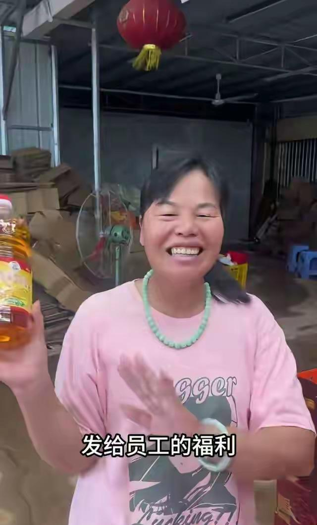 全红婵妈妈回爷奶家送礼，翡翠项链手镯都摘下来了，骑电车很朴素