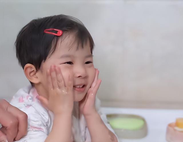 小天赐	，终为父母当年的“冲动”买了单，年仅6岁活得不像个小孩