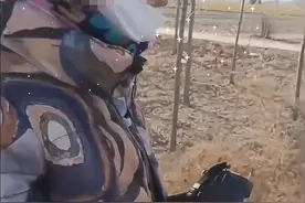 闹大了！老太在军事禁区拍照引质疑，多个细节显示老太“有问题”图片