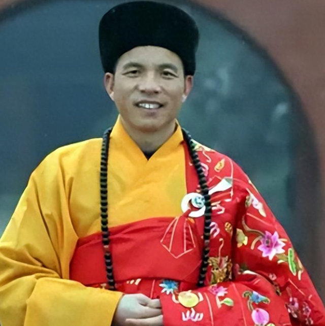 王岳伦没想到，自己风光无限的前妻李湘，17年前和释永信相谈甚欢