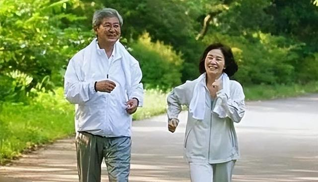 五六十岁别只走！能跑就跑几步——能提心肺、升高摄氧量